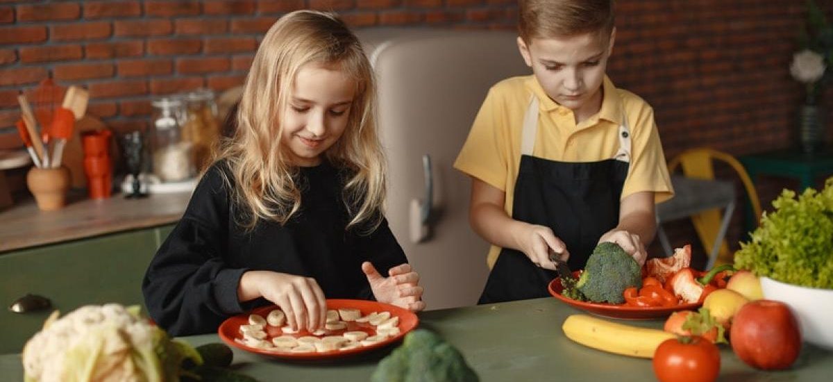 ninos-preparando-comida-guia-metabolica